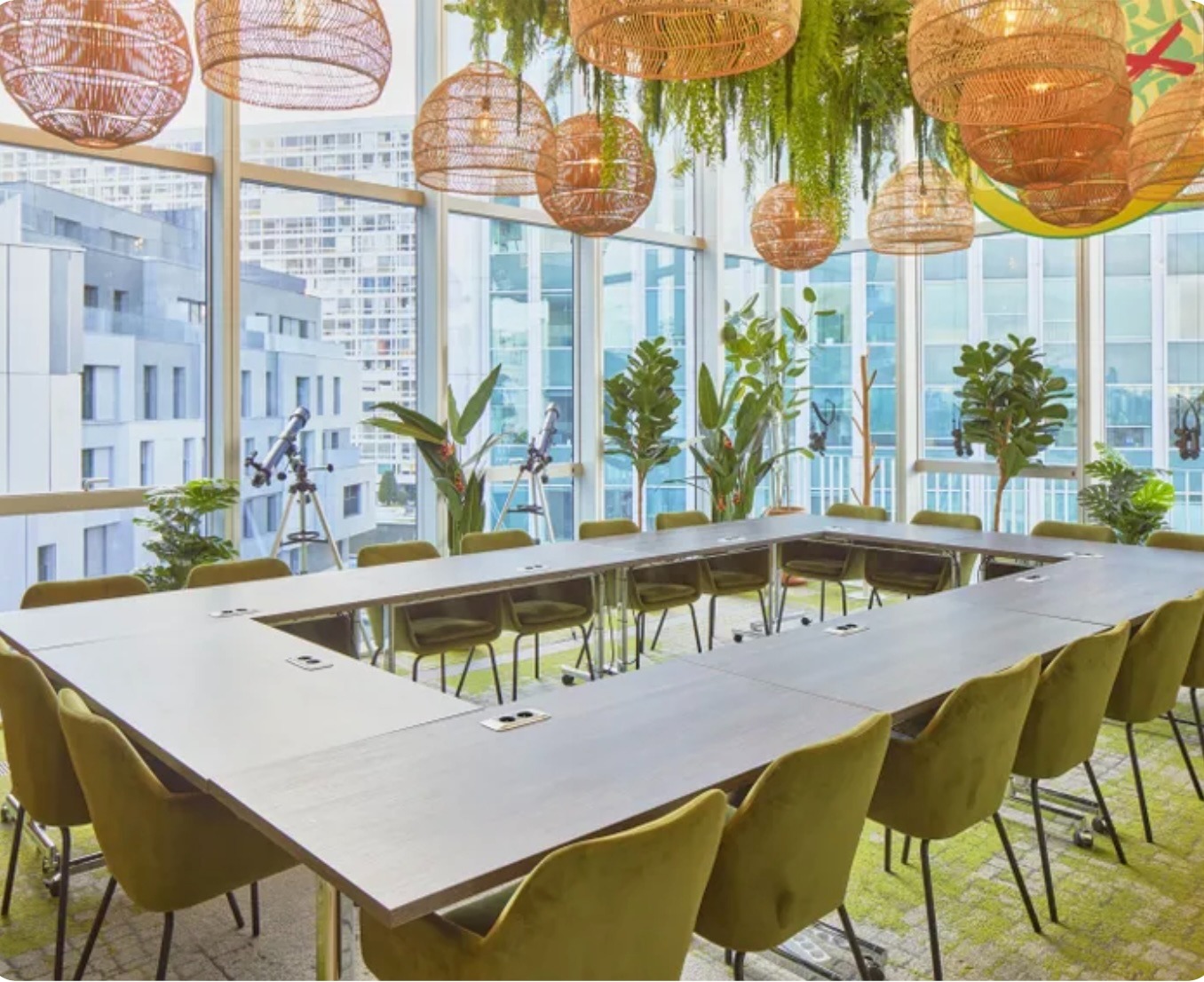 Salle de réunion équipée Salle de réunion équipée d'un écran et d'une grande table, utilisée pour les entretiens de positionnement et les jurys