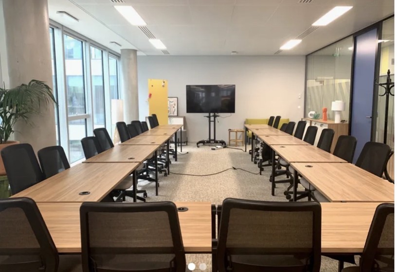 Salle d'examen en postes individuels Salle d'examen aménagée en postes individuels pour les sessions de certification du titre professionnel Formateur professionnel d'adultes